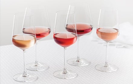 Verres de vin rosé de différentes teintes sur une table
