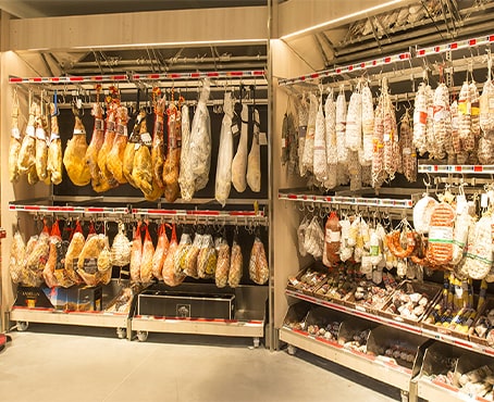 Cave de jambons et de saucissons