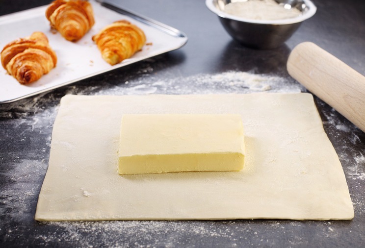 Plaquette de beurre sur pâte pour confection de croissants
