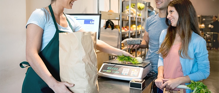 utilisation d'une balance pour définir au poids le prix