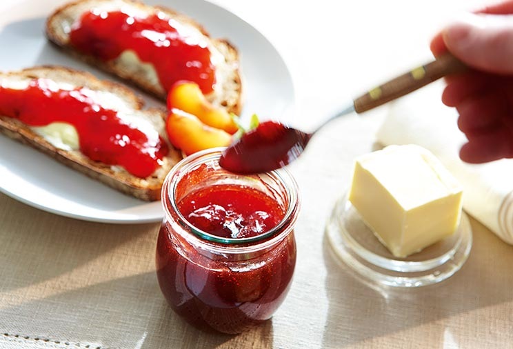 tartine avec de la confiture et du beurre
