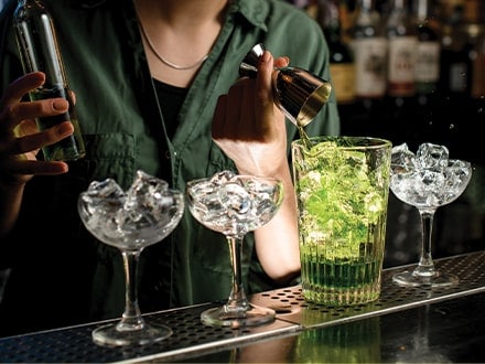 Barman et verres contenant des glaçons