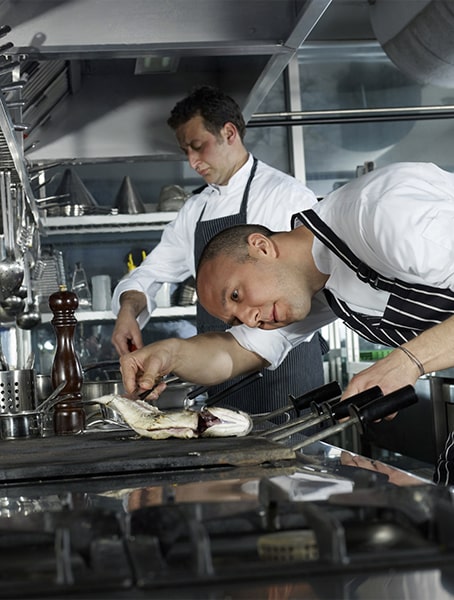 Chefs dans une cuisine de restaurant