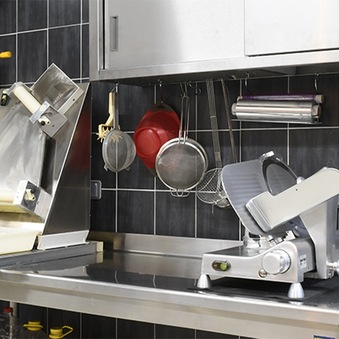Brancher plusieurs appareils électroménagers dans la cuisine -  professionnel
