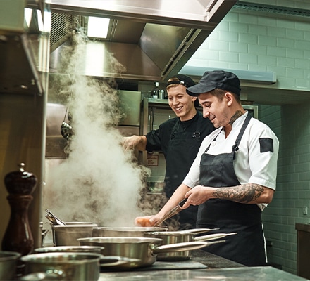 Cuisinier devant les fourneaux d'un restaurant