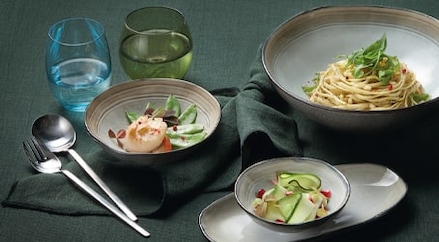 Assiettes aux bords larges