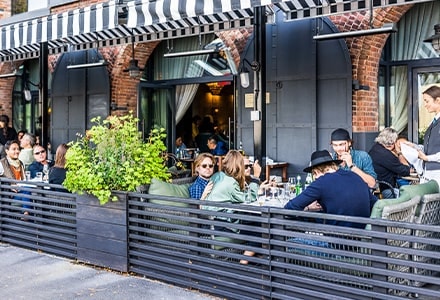 Terrasse de restaurant protégée par un claustra