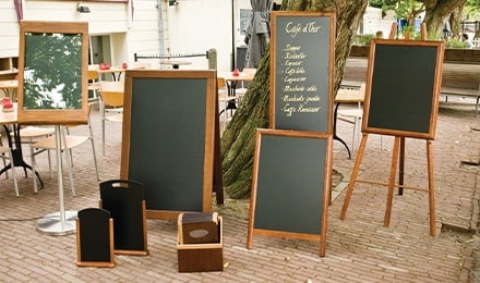 Présentation de plusieurs panneaux de signalétique de restaurant