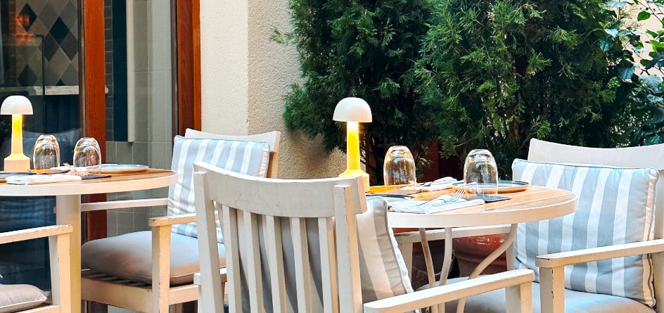 Lampes sur des tables de restaurant en terrasse