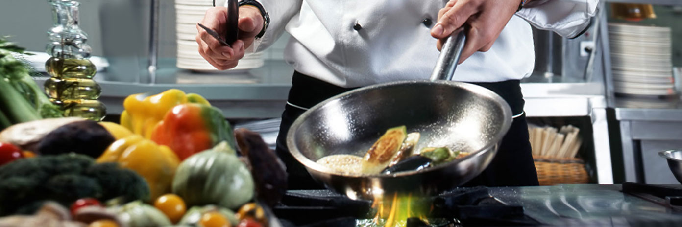 Un cuisinier préparant un plat fait maison