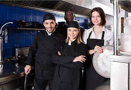 Collaborateurs de restauration en cuisine
