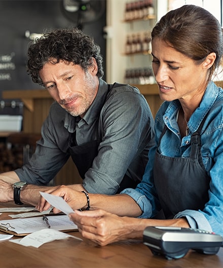 Restaurateurs faisant leur compte