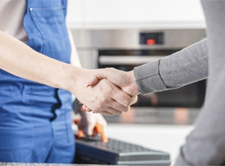 Poignée de mains en gros plan