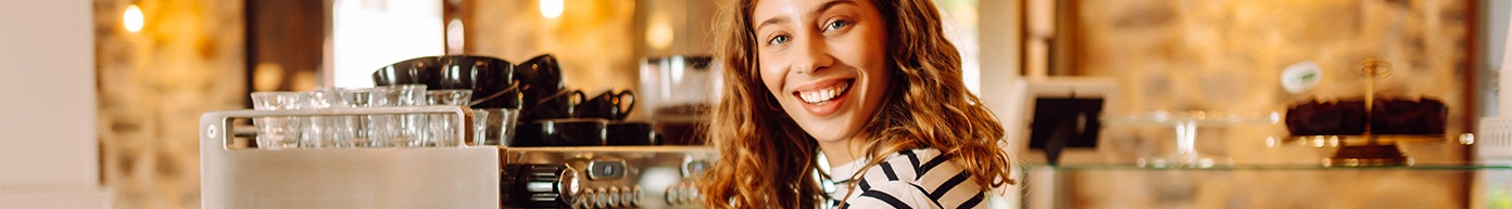 Jeune serveuse dans un café