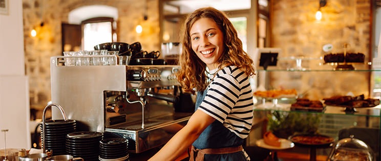 Jeune serveuse dans un café