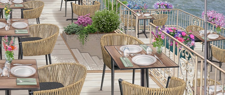 Terrasse de restaurant, chaises dépareillées