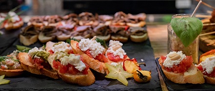 Apéritif - Divers canapés sur une ardoise