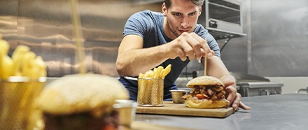 Restaurateur préparant un burger