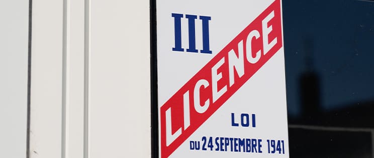 Plaque Licence III sur une vitrine