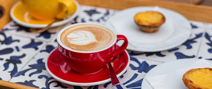 Café gourmand sur plateau avec gâteaux