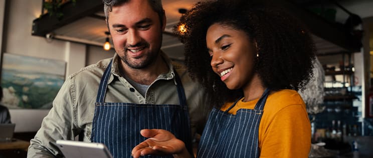 Deux gérants d’un établissement consultent une tablette