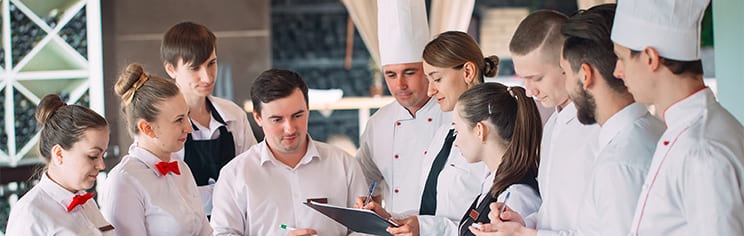 Chef qui établit le planning avec ses salariés en cuisine