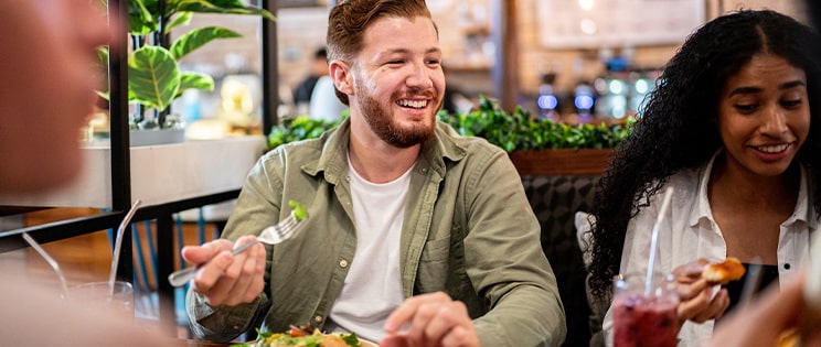 Client qui mange un menu de saison au restaurant avec ses amis