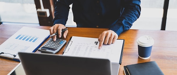 Homme qui fait ses comptes