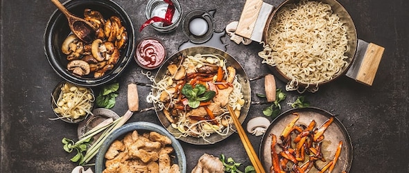 Différents plats typiques de la cuisine asiatique