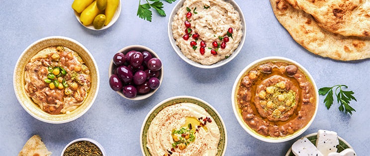 La cuisine moyen orientale : mezzes, houmous, pain pita, olives, feta, piment