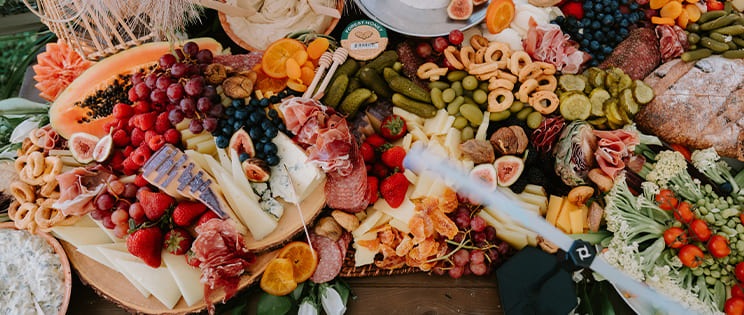 Grande table de charcuterie avec ses accompagnements et condiments
