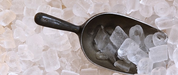 Pelle à glaçons dans un seau rempli de glaçons