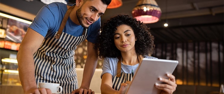 Serveurs dans un restaurant, regardant sur une tablette