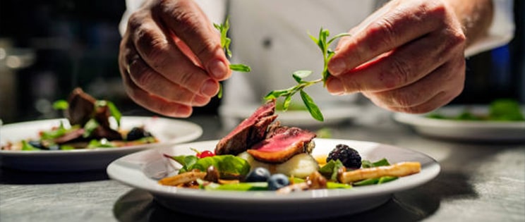 Chef dressant une assiette