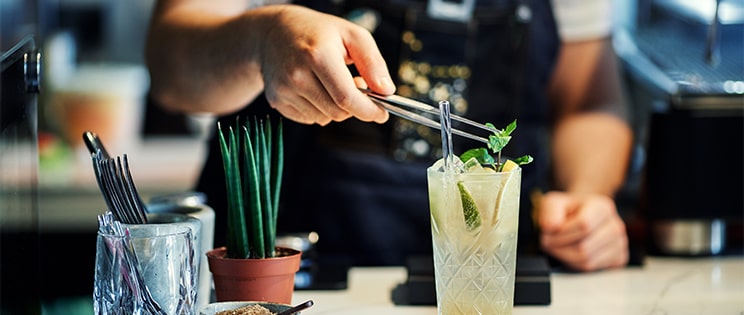 Préparation d'un cocktail à base de gin