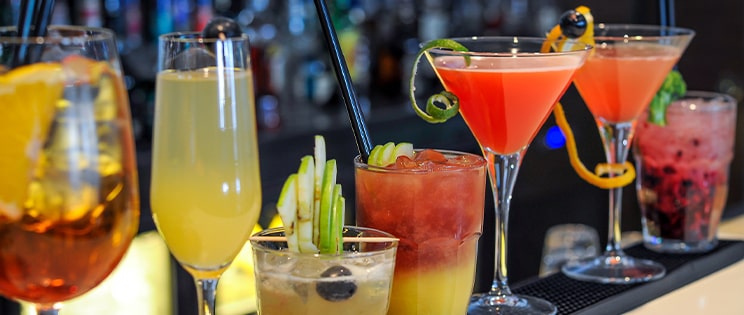 Assortiment de cocktails colorés sur un bar