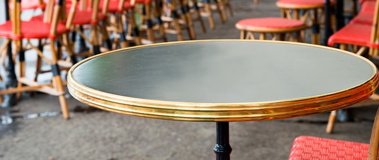 Table de terrasse de restaurant en gros plan