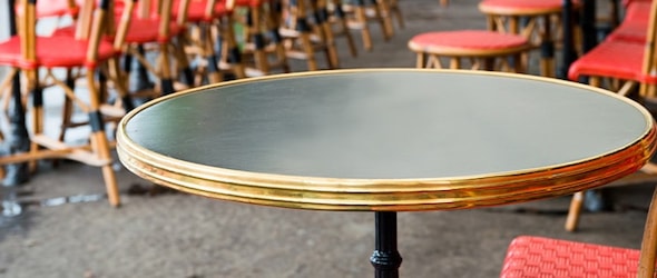 Table de terrasse de restaurant en gros plan