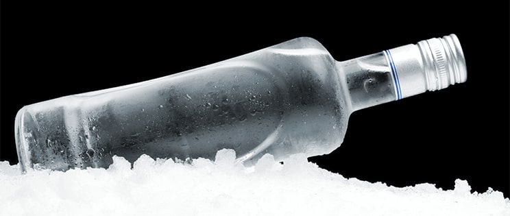 Bouteille de vodka sur de la glace pilée