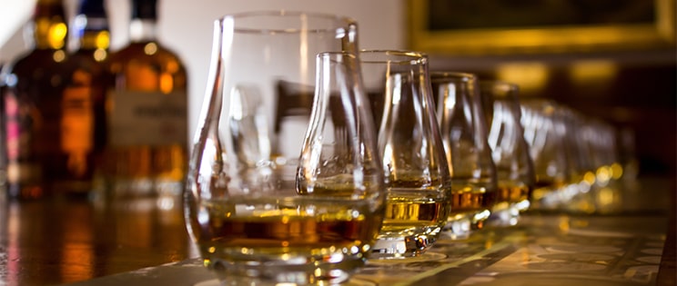 Verres de whisky sur un comptoir