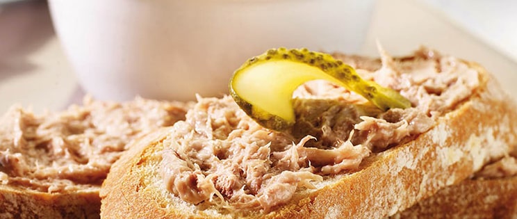 Tartine de rillettes avec cornichon