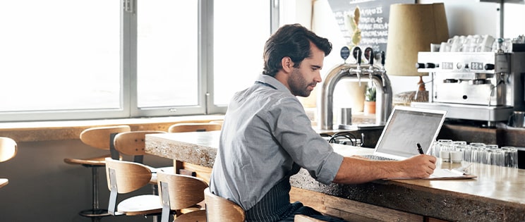 Restaurateur devant un ordinateur