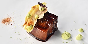 Travers de porc grillé, laqué, piment, avocat, citron vert