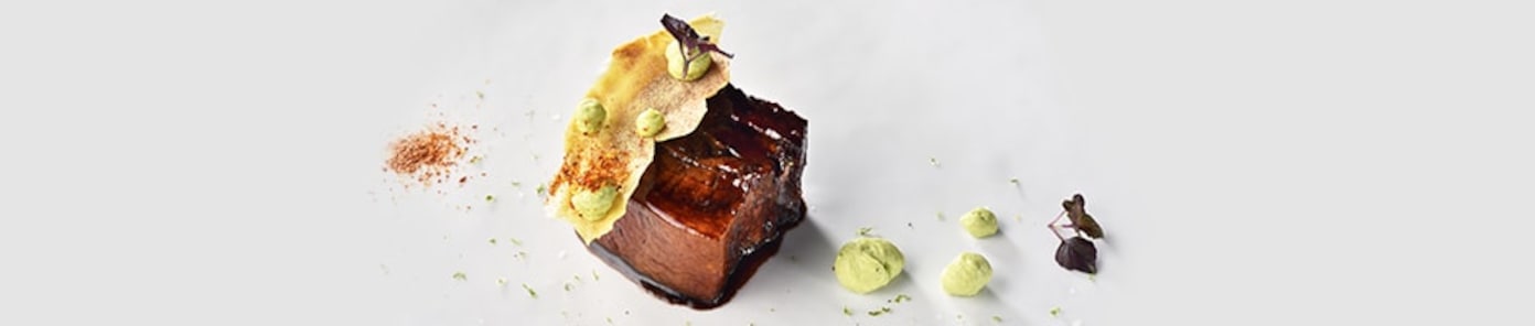 Travers de porc grillé, laqué, piment, avocat, citron vert
