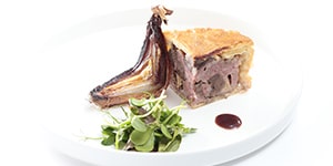 Tourte de sanglier, échalote et jus corsé, quelques pousses en salade
