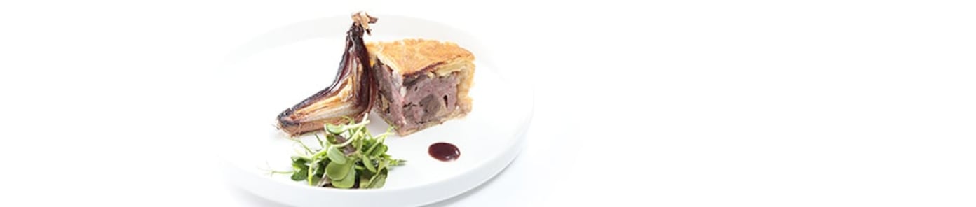 Tourte de sanglier, échalote et jus corsé, quelques pousses en salade