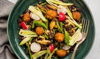 Salata s crnom rizom i gljivama