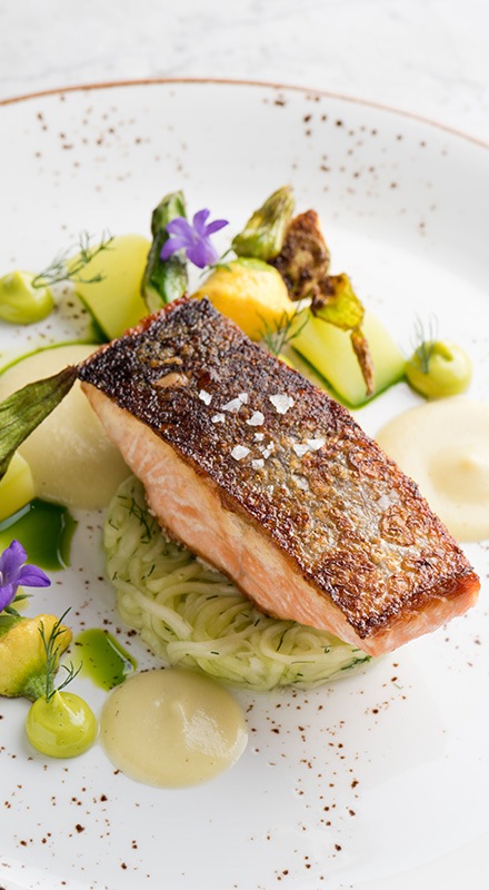 Szezonális zöldségek és gyümölcsök a tányéron