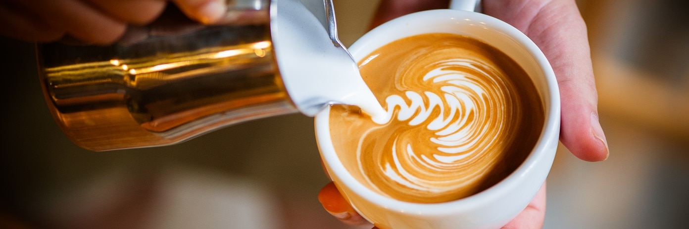 Zsíros tejtől a zabitalig - mi teszi fehérebbé a feketelevest?