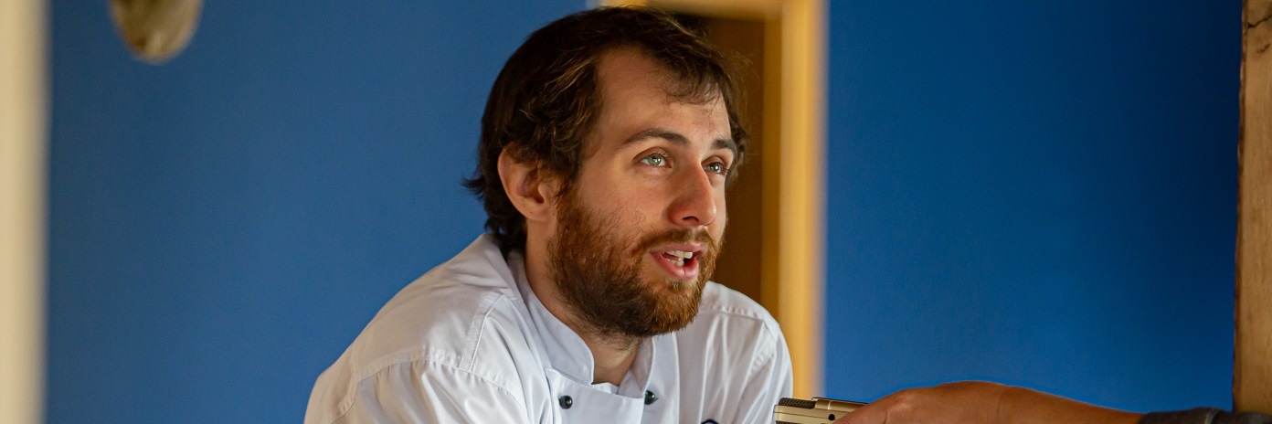 Ádám bisztrót nyit